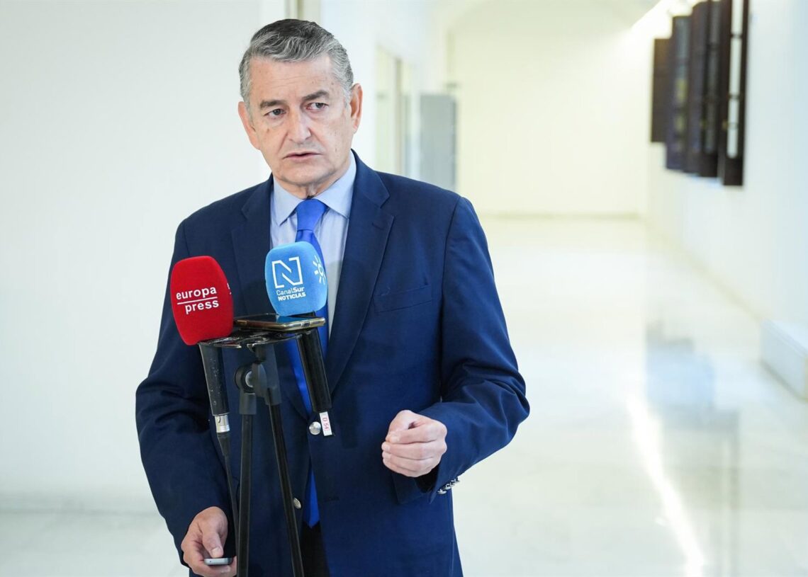 El consejero de Sanidad, Presidencia y Emergencias de la Junta de Andalucía, Antonio Sanz, ha valorado este lunes el sondeo realizado por la Fundación Centro de Estudios Andaluces (CENTRA). A 20 de octubre de 2025, en Sevilla (Andalucía, España). María José López - Europa Press