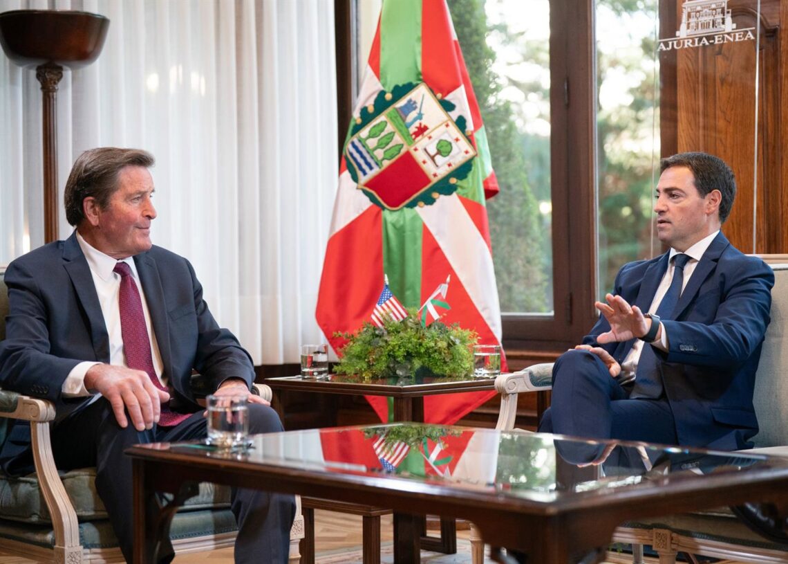 El lehendakari, Imanol Pradales, recibe al congresista del Partido Demócrata de Estados Unidos Jon Garamendi en el Palacio Ajuria EneaIÑAKI BERASALUCE