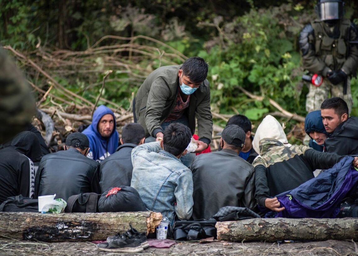 Archivo - Refugiados afganos son atendidos a su llegada a Polonia tras cruzar la frontera con Bielorrusia.ATTILA HUSEJNOW / ZUMA PRESS / CONTACTOPHOTO