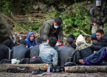 Archivo - Refugiados afganos son atendidos a su llegada a Polonia tras cruzar la frontera con Bielorrusia.ATTILA HUSEJNOW / ZUMA PRESS / CONTACTOPHOTO