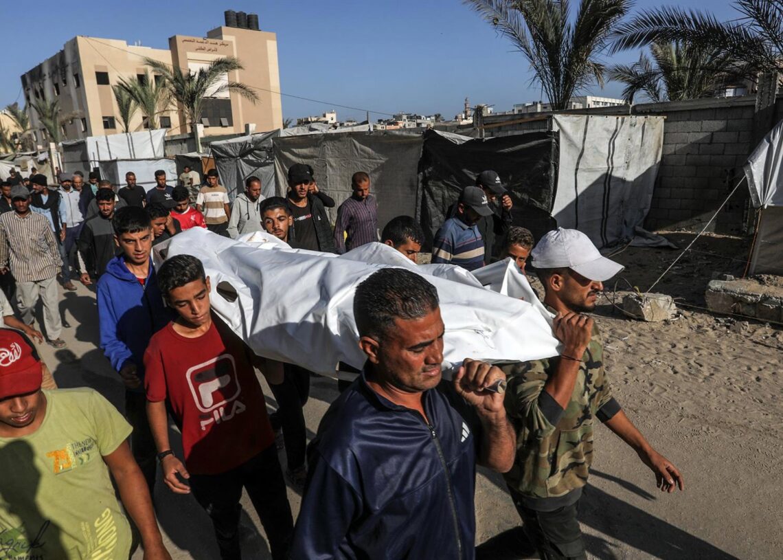 20 October 2025, Palestinian Territories, Gaza City: Palestinians bid farewell to their relatives and loved ones killed in an Israeli attack despite the ceasefire agreement. Photo: Abed Rahim Khatib/dpaAbed Rahim Khatib/dpa