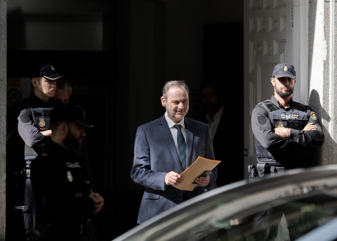 El exministro de Transportes José Luis Ábalos a su salida del Tribunal Supremo, el pasado 15 de octubre  en Madrid (España).Diego Radamés - Europa Press