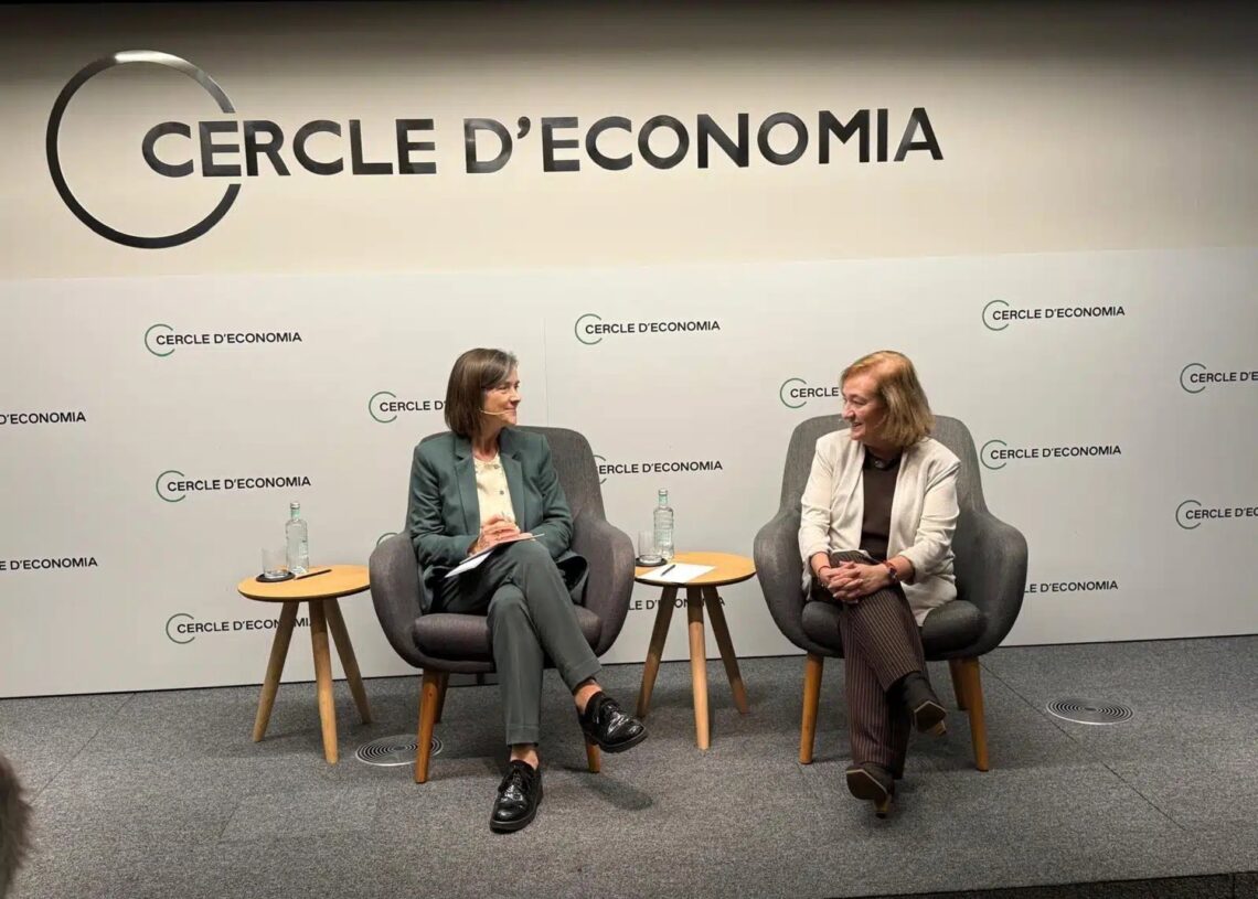 La presidenta del Cercle d'Economia, Teresa Garcia-Milà, y la presidenta de Airef, Cristina Herrero.AIREF