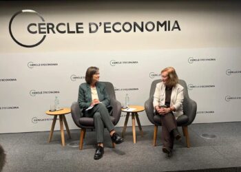La presidenta del Cercle d'Economia, Teresa Garcia-Milà, y la presidenta de Airef, Cristina Herrero.AIREF
