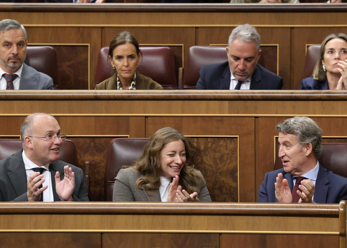 El secretario general del PP, Miguel Tellado; la portavoz del PP en el Congreso, Ester Muñoz, y el presidente del Partido Popular, Alberto Núñez Feijóo, durante una sesión plenaria, en el Congreso, a 16 de octubre de 2025, en Madrid (España). Marta Fernández - Europa Press