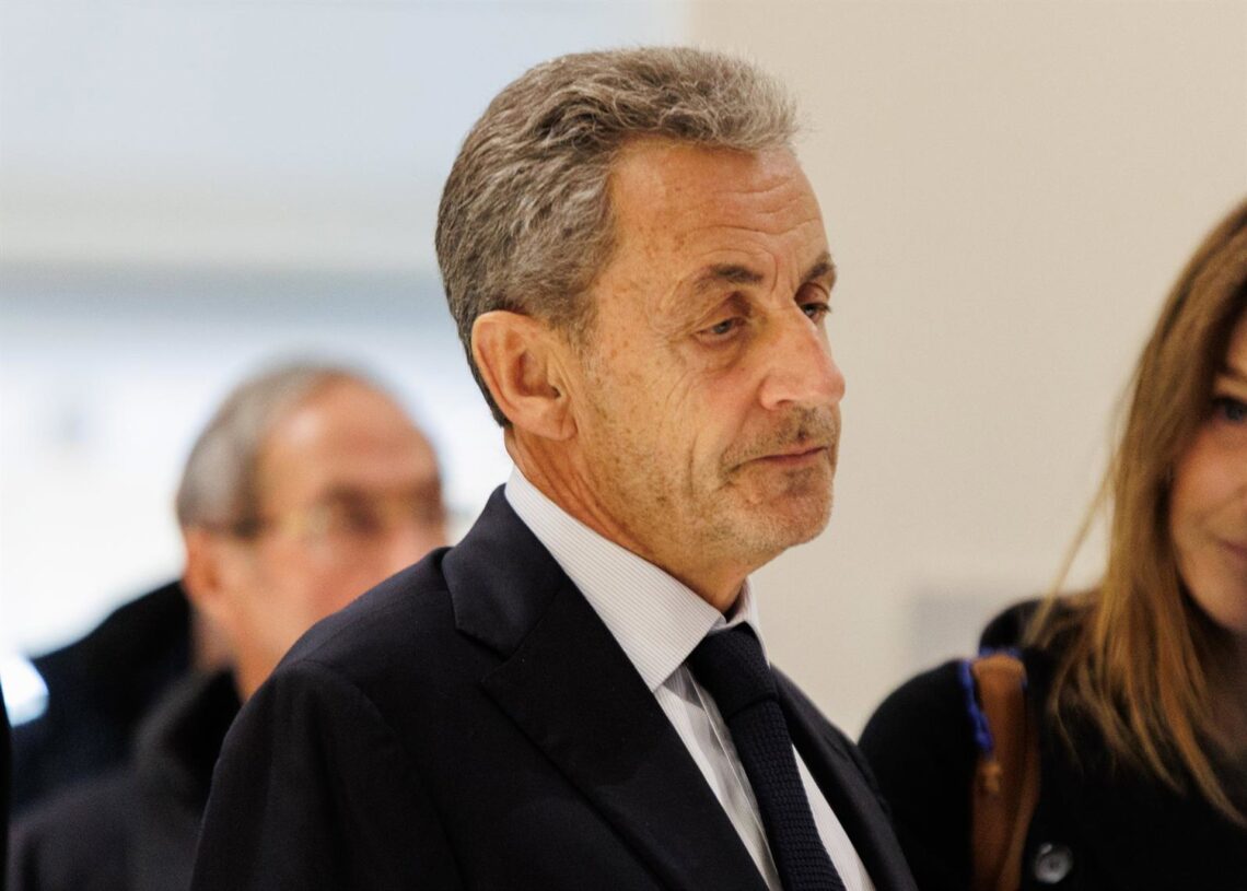 El expresidente francés Nicolas Sarkozy abandona la sala tras ser condenado en un tribunal de ParísSadak Souici / Zuma Press / ContactoPhoto