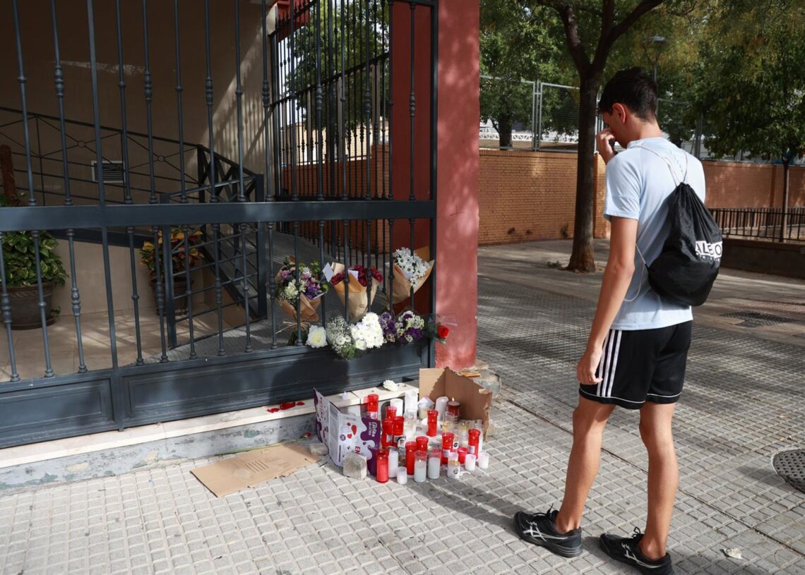 Recordatorios en memoria de la joven de 14 años precipitada en Sevilla, a 16 de octubre de 2025.ROCÍO RUZ - EUROPA PRESS