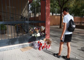 Recordatorios en memoria de la joven de 14 años precipitada en Sevilla, a 16 de octubre de 2025.ROCÍO RUZ - EUROPA PRESS