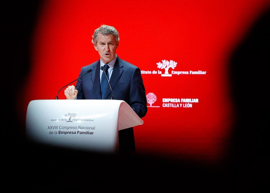 El presidente del Partido Popular Alberto Núñez Feijóo, interviene durante la inauguración del XXVIII Congreso Nacional de la Empresa Familiar este lunes en Burgos.Tomás Alonso - Europa Press