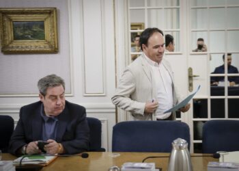 Archivo - El síndic de Vox en Les Corts, José Mª Llanos, y el del PP, Juanfran Pérez Llorca, en la junta de síndicsJosé Cuéllar/Corts Valencianes - Archivo