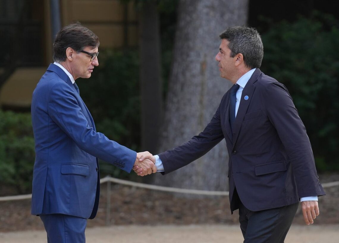 Archivo - El presidente de la Generalitat de Cataluña, Salvador Illa (i), saluda al presidente de la Comunidad Valenciana, Carlos Mazón (d), a su llegada a la XXVIII Conferencia de Presidentes.David Zorrakino - Europa Press - Archivo