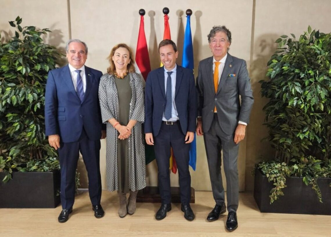 Imagen de la firma del convenio.CONSEJO GENERAL DE COLEGIOS FARMACÉUTICOS