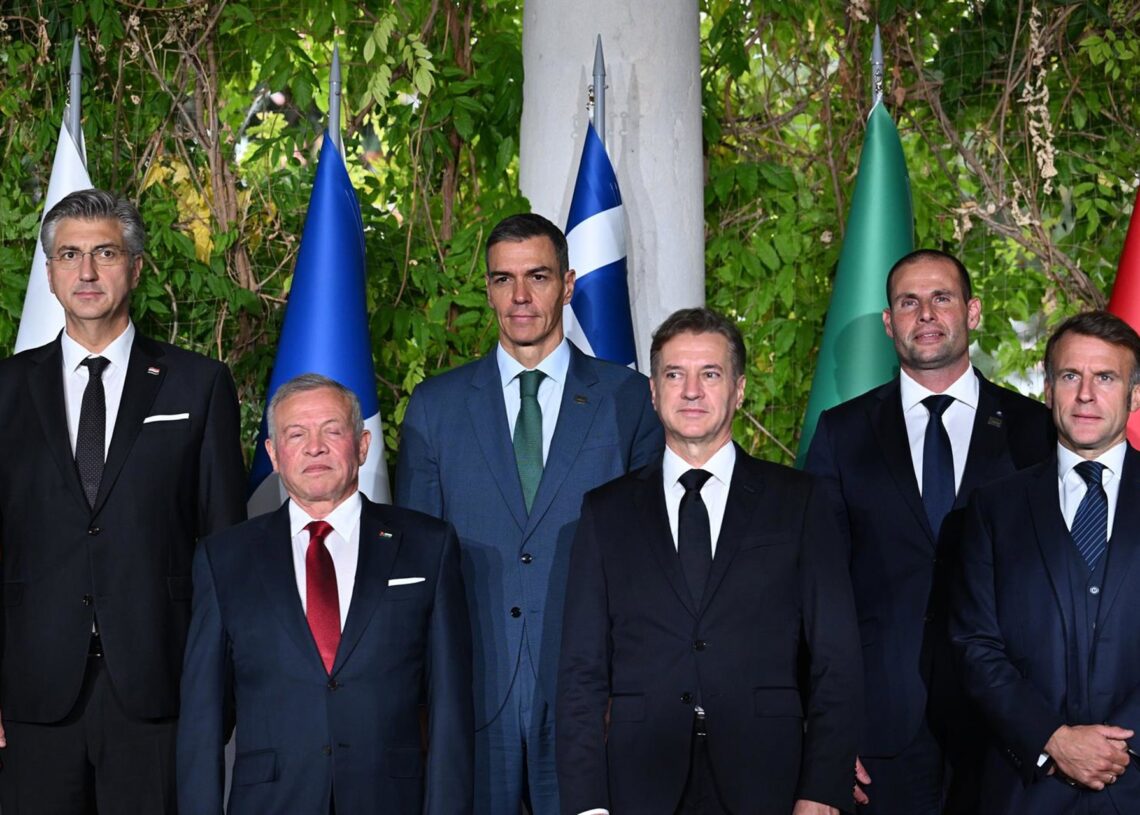 El presidente del Gobierno, Pedro Sánchez, posa junto a los líderes de los países UE MED-9 y al Rey de Jordania, Abdalá II, a 20 de octubre de 2025, en Portoroz (Eslovenia). Pool Moncloa/Borja Puig de la Bellacasa