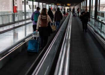 Archivo - Viajeros recién llegados se dirigen al aparcamiento de la T4 en el aeropuerto Adolfo Suárez Madrid-Barajas, a 30 de diciembre de 2022, en Madrid (España).Alejandro Martínez Vélez - Europa Press - Archivo