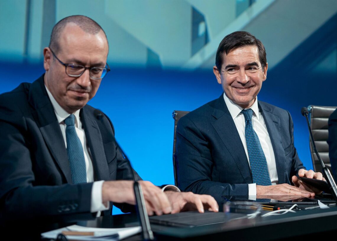 Archivo - El consejero delegado de BBVA, Onur Genç (i) y su presidente Carlos Torres Vila (d), durante la presentación de los resultados de BBVA en 2022, a 1 de febrero de 2023, en Madrid (España).Gabriel Luengas - Europa Press - Archivo