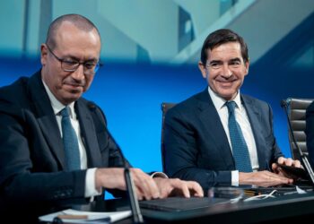 Archivo - El consejero delegado de BBVA, Onur Genç (i) y su presidente Carlos Torres Vila (d), durante la presentación de los resultados de BBVA en 2022, a 1 de febrero de 2023, en Madrid (España).Gabriel Luengas - Europa Press - Archivo