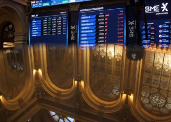 Archivo - Paneles del Ibex 35 en el Palacio de la Bolsa, a 11 de enero de 2024, en Madrid (España). Alejandro Martínez Vélez - Europa Press - Archivo