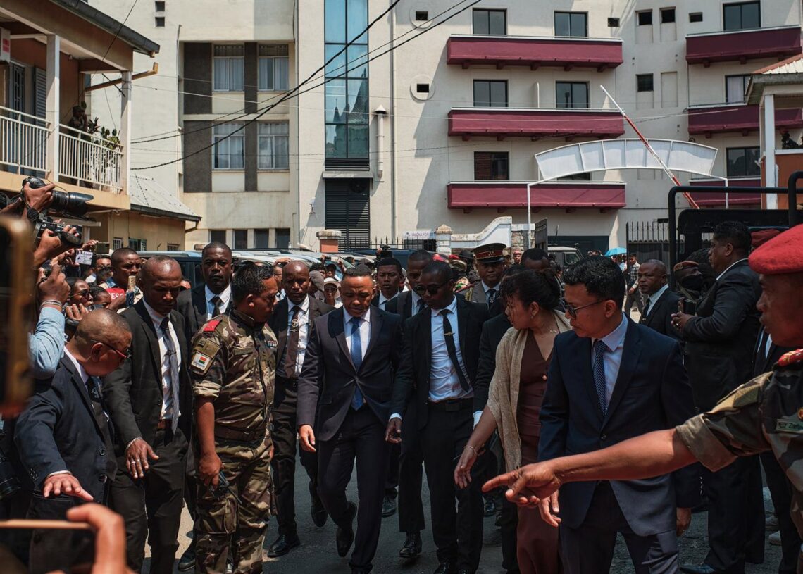 Imagen de archivo del coronel Michael Randrianirina llegando al Tribunal Supremo en la capital, Antananarivo, antes de tomar posesión al frente de MadagascarEuropa Press/Contacto/iAko Randrianarivelo