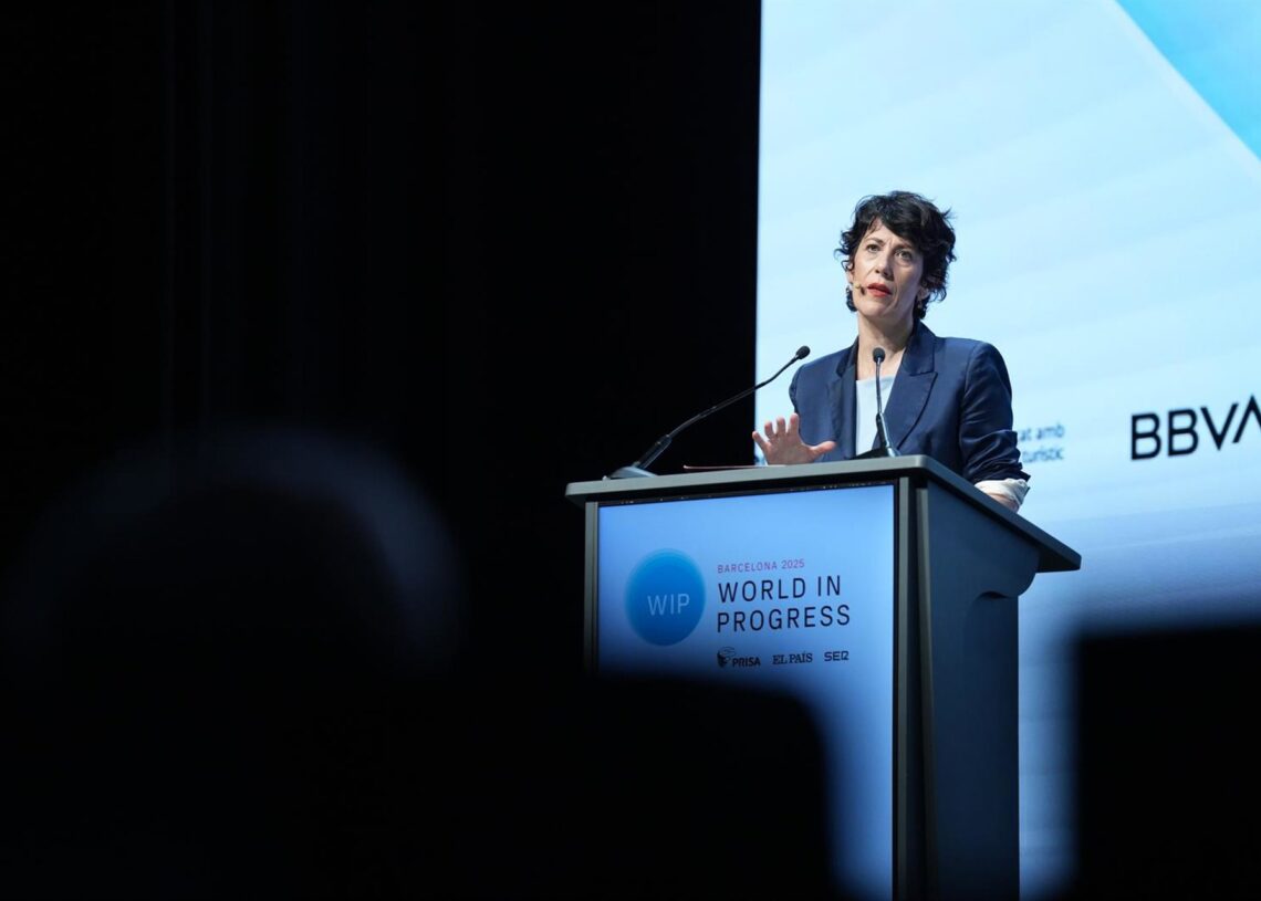 La ministra de Inclusión, Seguridad Social y Migraciones, Elma Saiz, interviene durante la segunda edición del foro 'World in Progress', en el Palau de Congressos de Catalunya.David Zorrakino - Europa Press