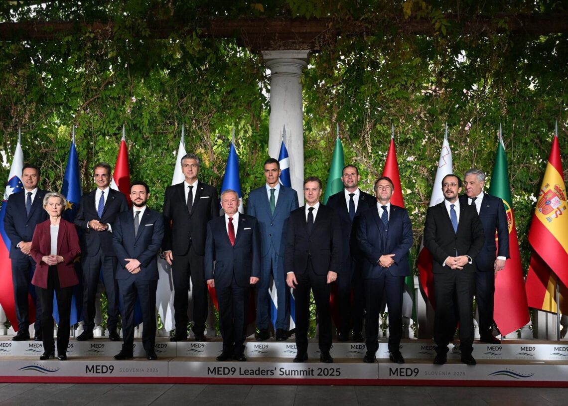 El presidente del Gobierno, Pedro Sánchez, posa junto a los líderes de los países UE MED-9 y al Rey de Jordania, Abdalá II, a 20 de octubre de 2025, en Portoroz (Eslovenia)Pool Moncloa/Borja Puig de la Bellacasa