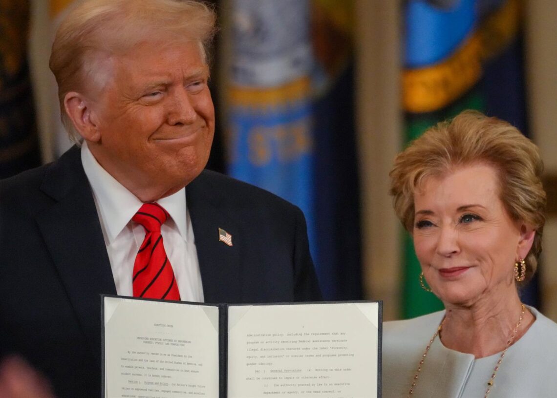 Archivo - El presidente de Estados Unidos, Donald Trump, firma una orden ejecutiva junto con la secretaria de Educación, Linda McMahon, para iniciar el desmantelamiento del Departamento de Educación durante una ceremonia en el Salón Este de la Casa BlancaEuropa Press/Contacto/Andrew Leyden - Archivo