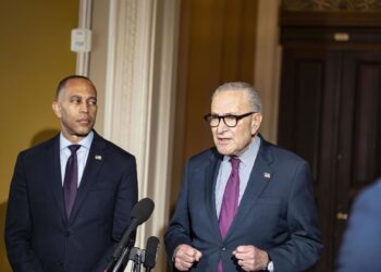 Archivo - El líder de la minoría demócrata en el Senado de Estados Unidos, Chuck Schumer, comparece ante los medios junto a su par en la Cámara de Representantes, Hakeem Jeffries, frente a la Cámara del Senado en el Capitolio, en Washington D.C.Europa Press/Contacto/Andrew Thomas