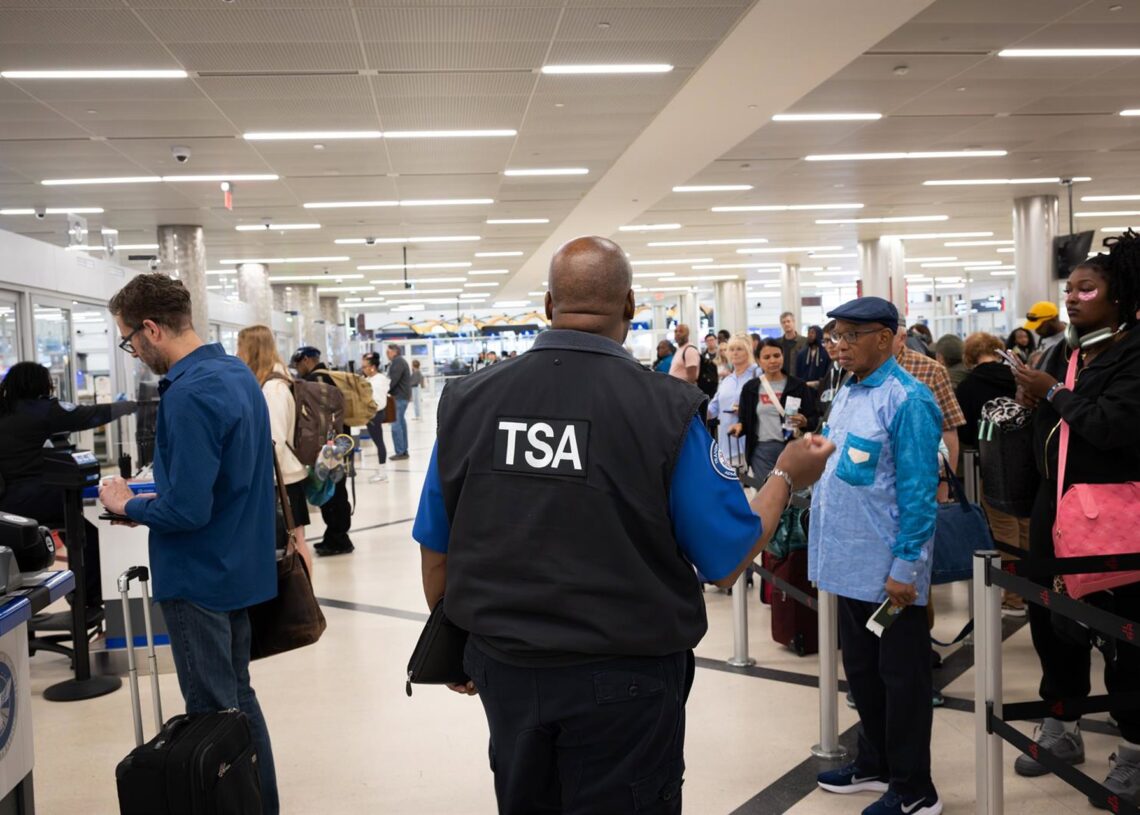 Archivo - Los pasajeros del aeropuerto Hartsfield-Jackson de Atlanta hacen cola en el punto de control de seguridad de la TSAEuropa Press/Contacto/Robin Rayne - Archivo
