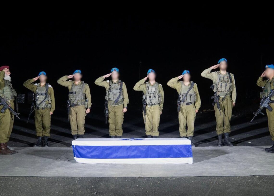 Soldados de las Fuerzas de Defensa de Israel, ante el ataúd de un militar cuyo cuerpo ha sido entregado por Hamás en el marco del acuerdo de alto el fuegoFDI EN X