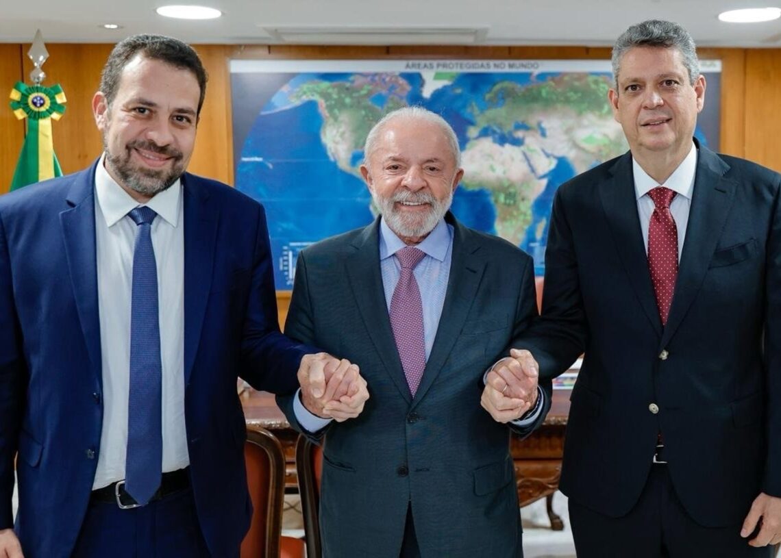 El presidente de Brasil, Luiz Inácio Lula da Silva, junto al exministro Márcio Macedo (a su izquierda) y su sucesor en la Secretaría General de Presidencia, Guilherme Boulos (derecha)LULA EN X