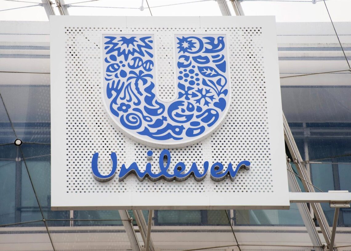Archivo - FILED - 01 August 2017, Hamburg: The Unilever logo is seen on the facade of the company's Hamburg headquarters. Photo: Daniel Reinhardt/dpaDaniel Reinhardt/dpa - Archivo