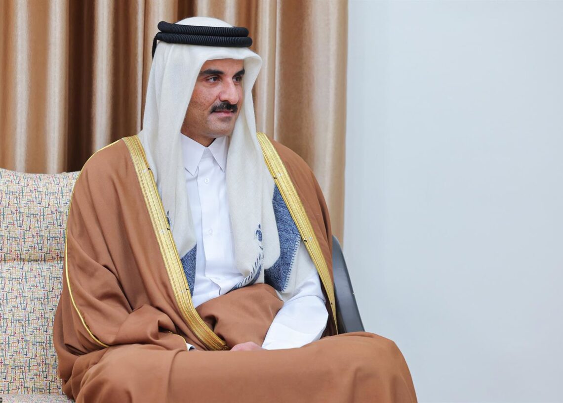 Archivo - El emir de Qatar, Tamim bin Hamad al Thani, durante una reunión en Teherán en febrero de 2025 con el líder supremo de Irán, el ayatolá Alí Jamenei (archivo)Europa Press/Contacto/Iranian Supreme Leader'S Off