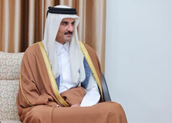 Archivo - El emir de Qatar, Tamim bin Hamad al Thani, durante una reunión en Teherán en febrero de 2025 con el líder supremo de Irán, el ayatolá Alí Jamenei (archivo)Europa Press/Contacto/Iranian Supreme Leader'S Off