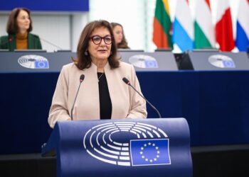 La comisaria para el Mediterráneo, Dubravka Suica, en un debate en el Parlamento Europeo sobre el acuerdo en Oriente Próximo.ALEXIS HAULOT // EUROPEAN PARLIAMENT