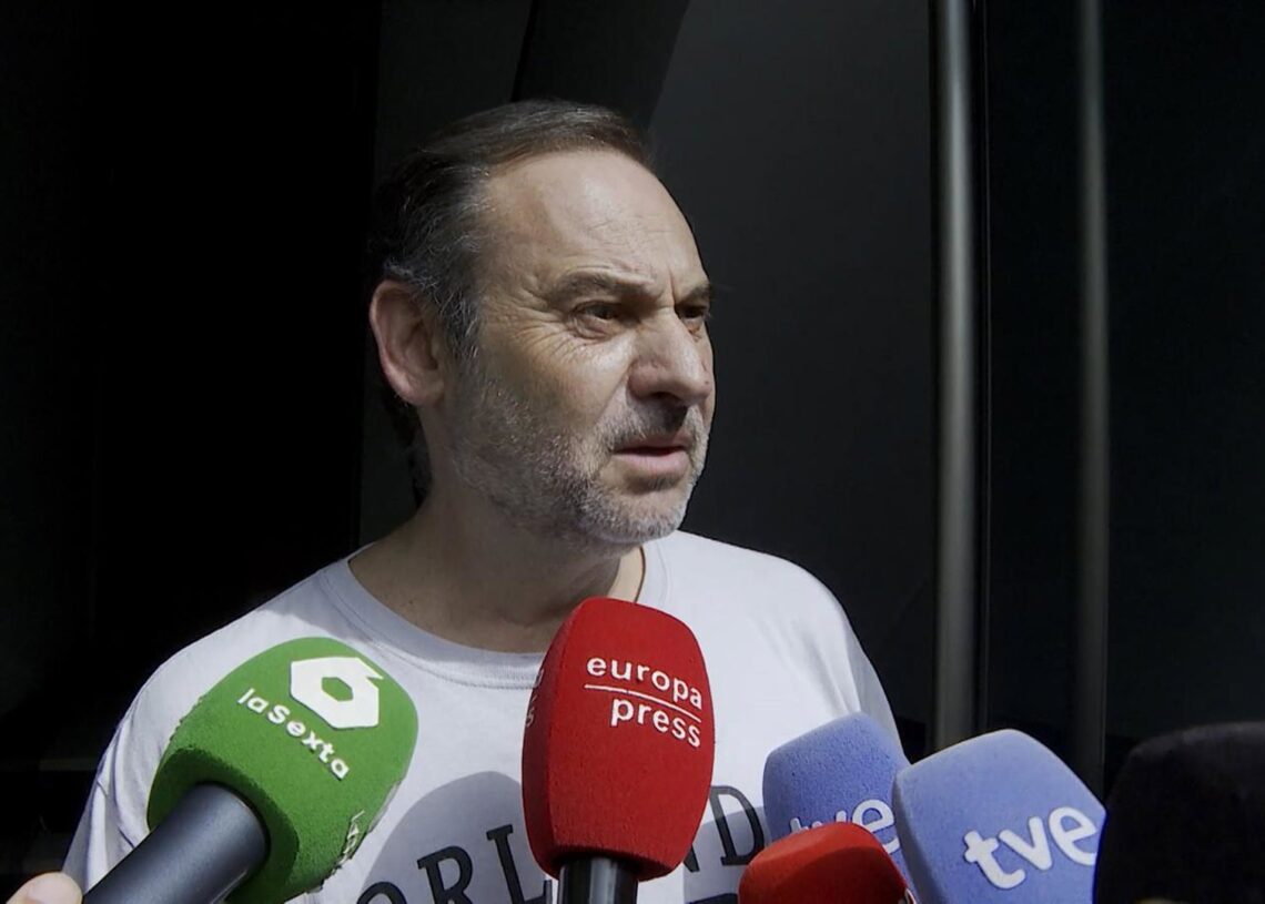 Archivo - El exministro de Transportes José Luis Ábalos, ofrece declaraciones a los medios tras el registro de la UCO a su vivienda, a 10 de junio de 2025, en Valencia, Comunidad Valenciana (España).Europa Press - Archivo