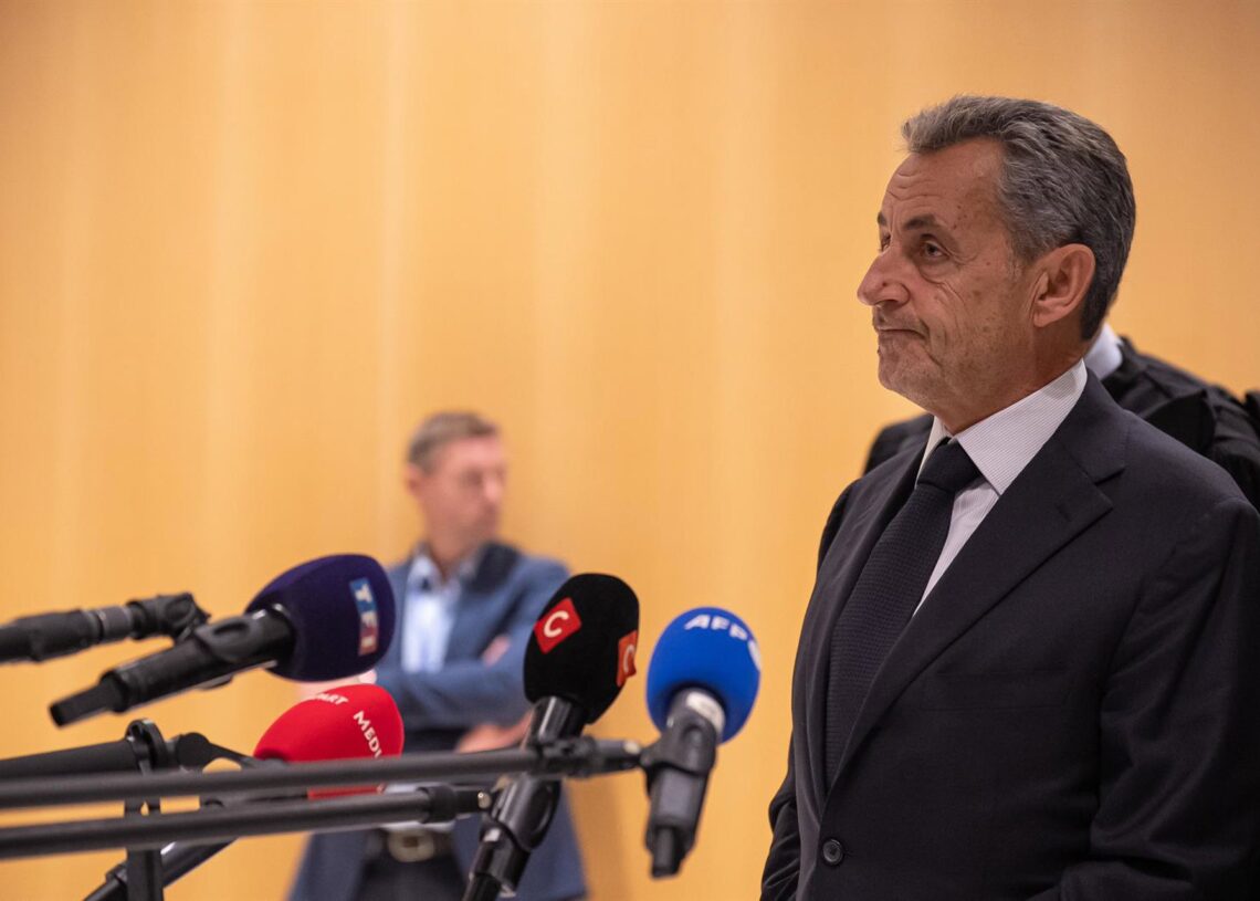 El expresidente de Francia Nicolas Sarkozy da declaraciones a la prensa desde París tras la sentencia contra él (archivo)Europa Press/Contacto/Aurelien Morissard
