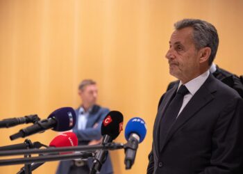 El expresidente de Francia Nicolas Sarkozy da declaraciones a la prensa desde París tras la sentencia contra él (archivo)Europa Press/Contacto/Aurelien Morissard