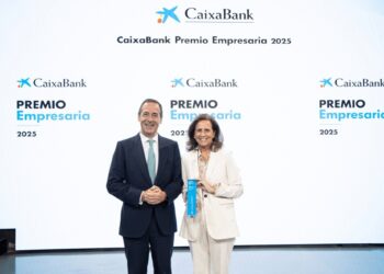 El consejero delegado de CaixaBank, Gonzalo Gortázar, y Sofía Osborne, ganadora de CaixaBank ‘Premio Empresaria’ 2025.CAIXABANK