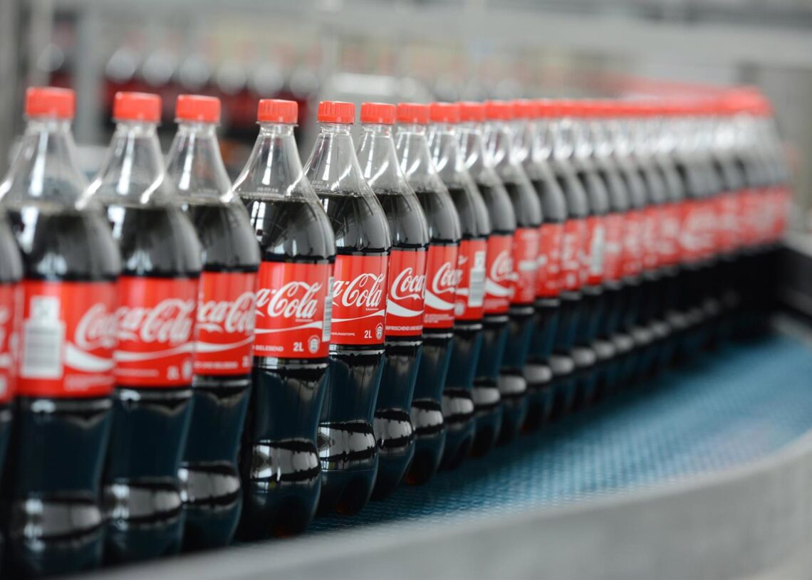 Archivo - FILED - 21 August 2013, Brandenburg, Genshagen: Coca-Cola bottles are pictured on the production line in the bottling plant of the Coca-Cola Erfrischungsgetranke AG production facility in Genshagen.Jens Kalaene/dpa-Zentralbild/dpa - Archivo