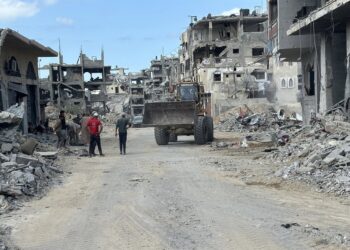 Palestinos en una calle de la ciudad de Jan Yunis después de la entrada en vigor del alto el fuego, entre edificios destruidos a causa de la ofensiva del Ejército de Israel contra la Franja de Gaza (archivo)Europa Press/Contacto/Tamer Ibrahim