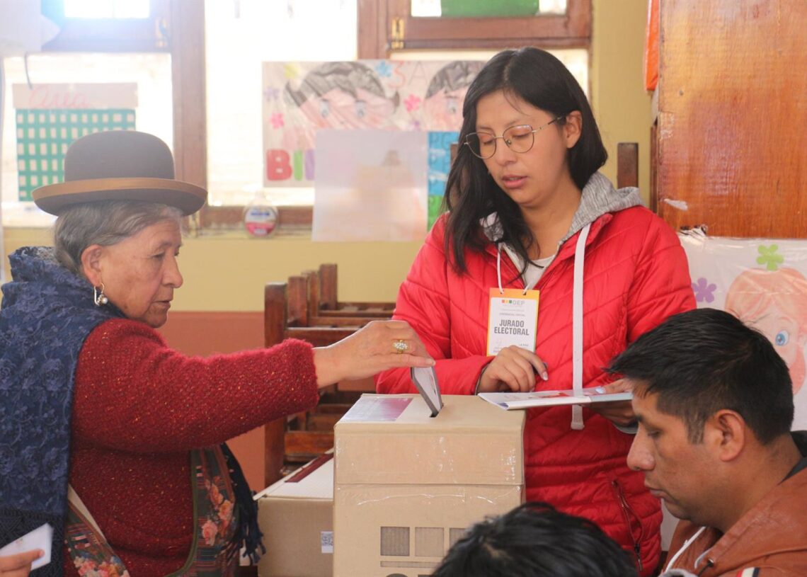 Votantes en un colegio electoral de La Paz, Bolivia.Europa Press/Contacto/He Bing