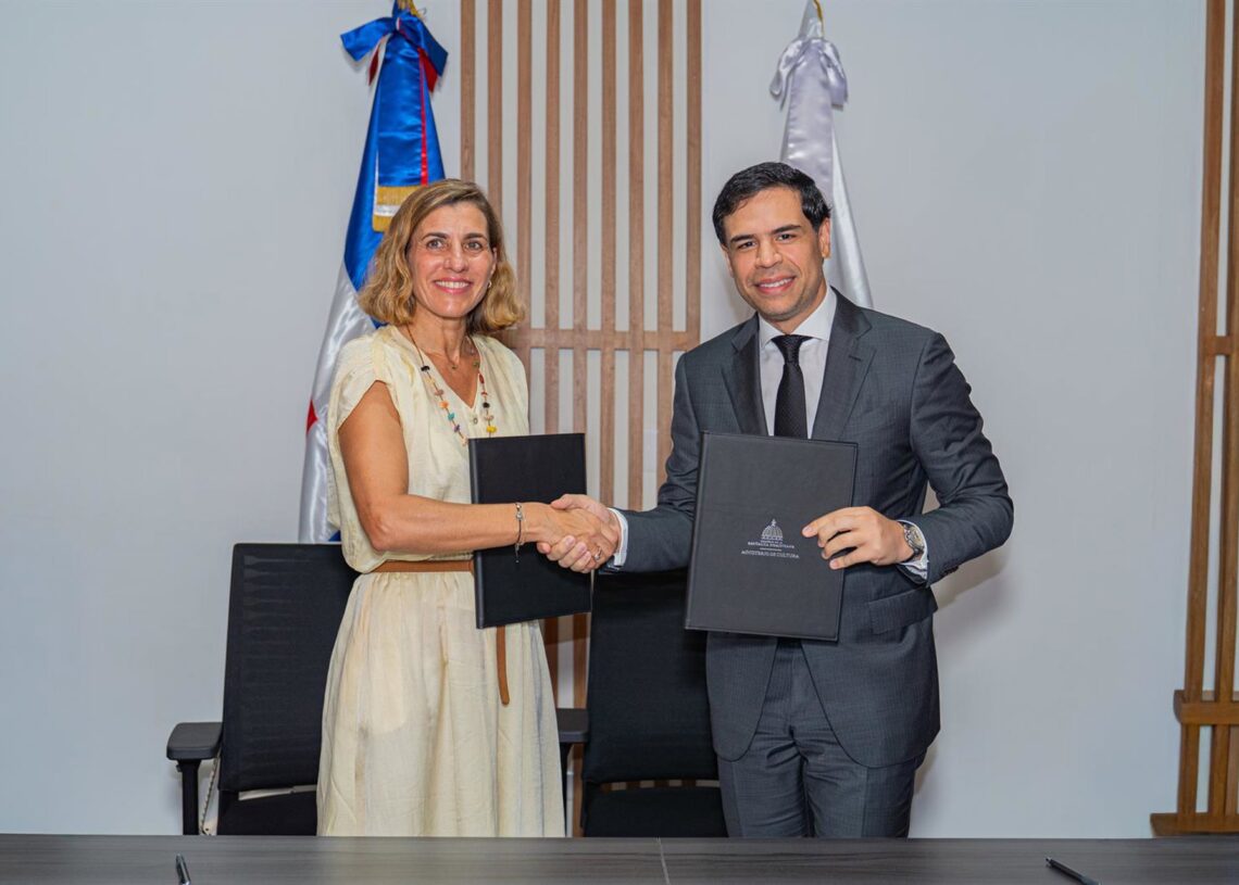 La presidenta del consejo de familia del Grupo Piñero, Isabel Piñero, y el ministro de Cultura de República Dominicana, Roberto Ángel Salcedo.SRSANCHEZ