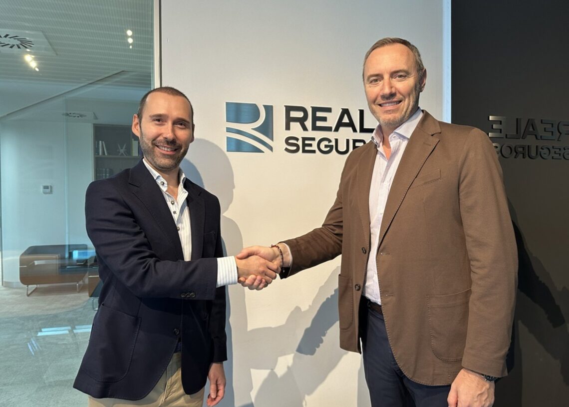 Archivo - De izda a dcha: el CEO de Depencare, David González, y el CEO de Reale Blue Service, Gianpiero Zannier.REALE SEGUROS - Archivo