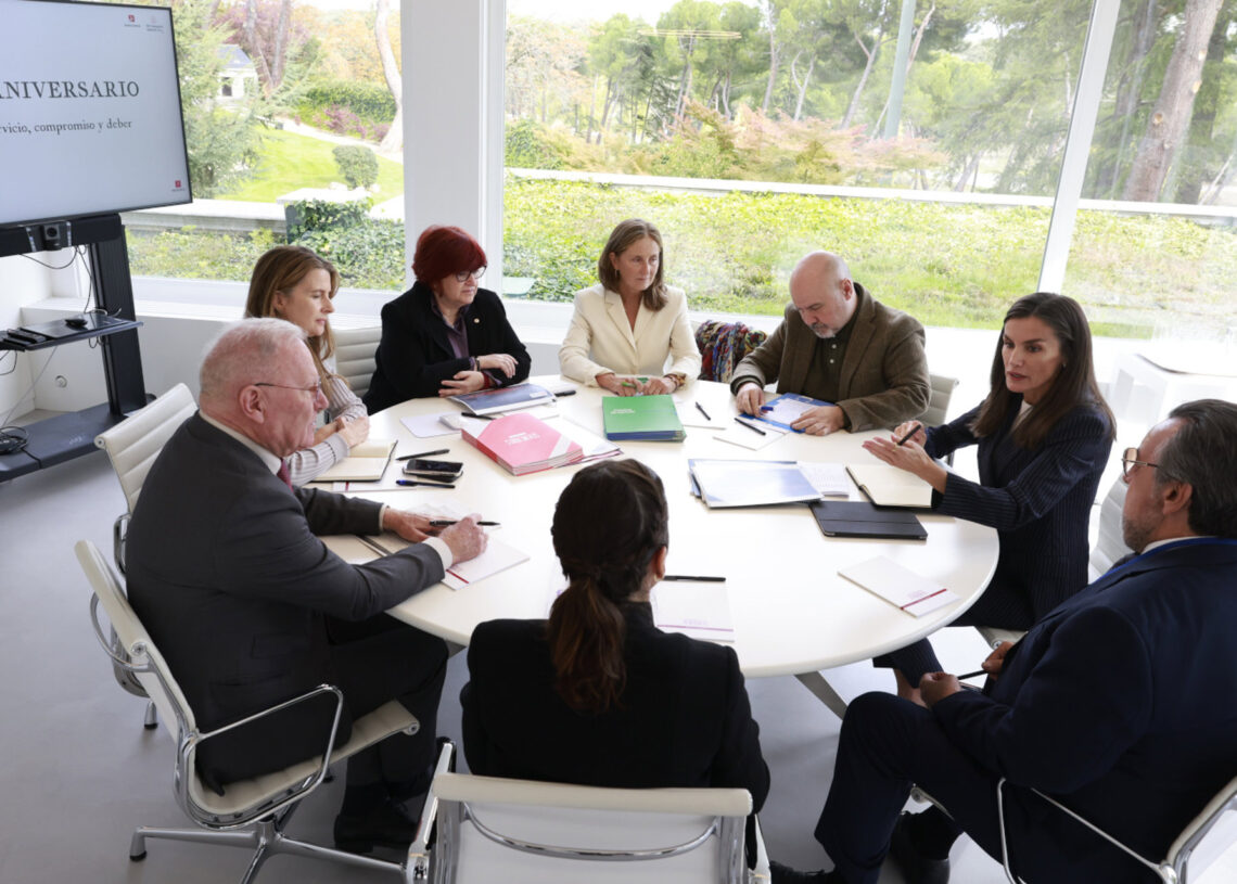Archivo - La Reina Letizia durante su reunión con la coordinadora general de la Cruz Roja Española, María Ángeles Cacereño Ibáñez; la directora general de la Fundación Científica de la Asociación Española contra el Cáncer (AECC), Isabel Orbe Martínez-AviaCasa de S.M. el Rey - Archivo