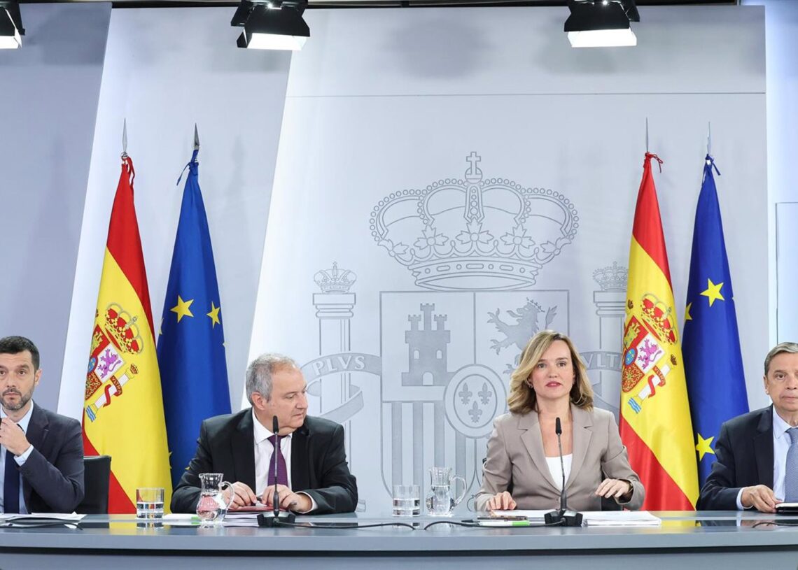 El ministro de Derechos Sociales, Pablo Bustinduy, el ministro de Industria y Turismo, Jordi Hereu, la ministra de Educación, Formación Profesional y Deportes, Pilar Alegría, y el ministro de Agricultura, Pesca y Alimentación, Luis Planas,  en Moncloa.Marta Fernández - Europa Press