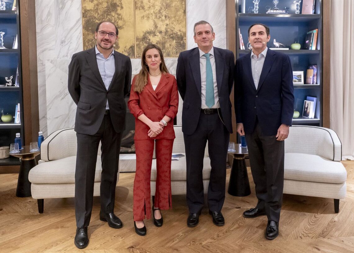 El CEO de DONTE GROUP, Javier Martín Ocaña, la directora de Desarrollo de Negocio de Europa Press, Candelas Martín de Cabiedes, el CEO de IVI RMA Global, Javier Sánchez Prieto, y el Deals Leader de PwC Spain, Carlos Fernández Landa, durante el Encuentro IAlberto Ortega - Europa Press