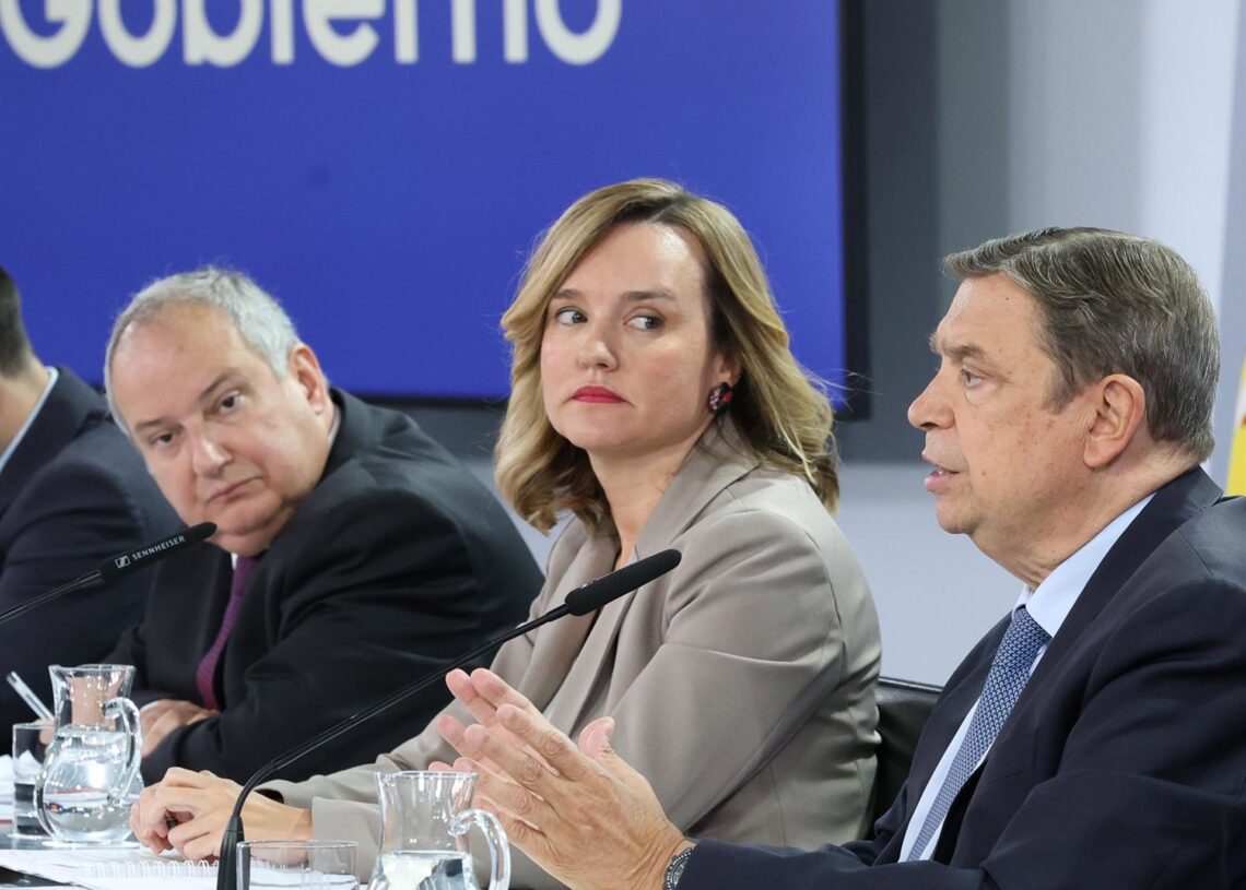 (i-d) El ministro de Industria y Turismo, Jordi Hereu, la ministra de Educación, Formación Profesional y Deportes, Pilar Alegría, y el ministro de Agricultura, Pesca y Alimentación, Luis Planas, durante una rueda de prensaMarta Fernández - Europa Press