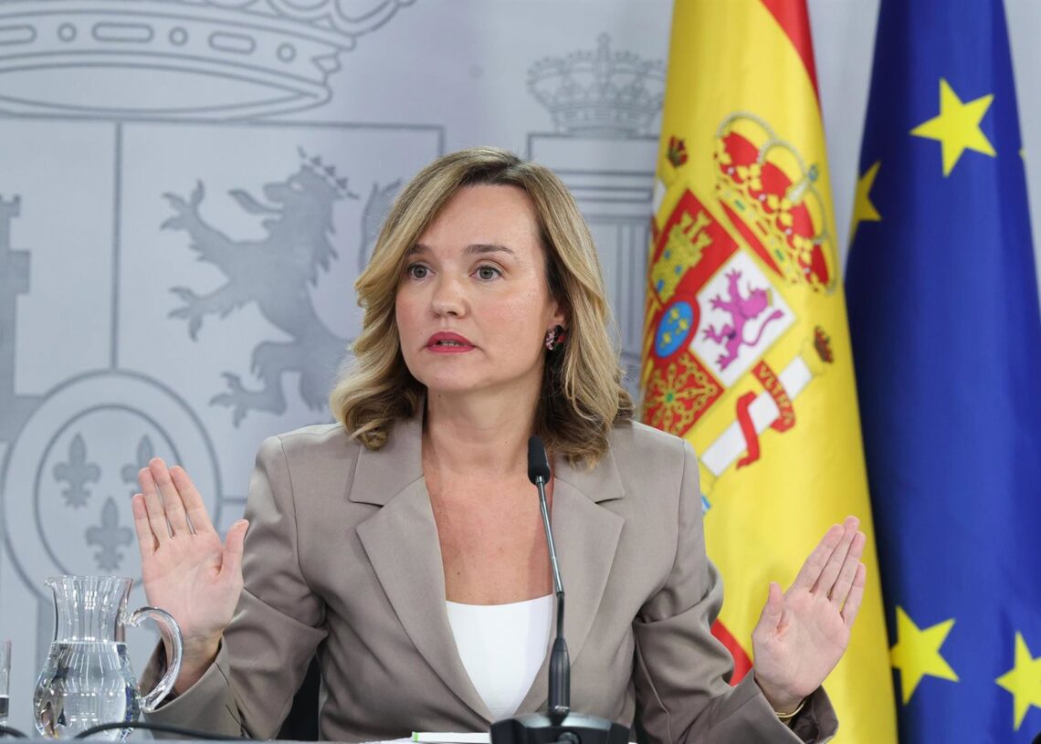 La ministra de Educación, Formación Profesional y Deportes, Pilar Alegría, durante una rueda de prensa posterior a la reunión del Consejo de Ministros, en el Palacio de la Moncloa, a 21 de octubre de 2025, en Madrid (España). El Consejo de Ministros ha apMarta Fernández - Europa Press
