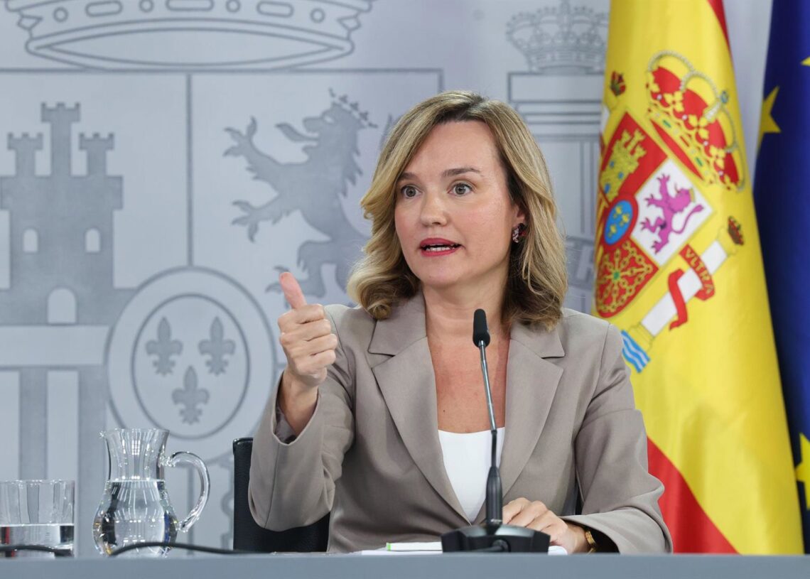 La ministra de Educación, Formación Profesional y Deportes, Pilar Alegría, durante una rueda de prensa posterior a la reunión del Consejo de Ministros, en el Palacio de la Moncloa, a 21 de octubre de 2025, en Madrid (España). Marta Fernández - Europa Press