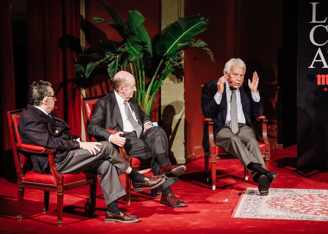 Archivo - (I-D) El ponente constitucional, Miguel Herrero y Rodríguez de Miñón; el abogado y 'padre' de la Constitución, Miquel Roca y el expresidente del Gobierno, Felipe González, en un coloquio en el Ateneo de Madrid, a 18 de febrero de 2022, en MadridCarlos Luján - Europa Press - Archivo