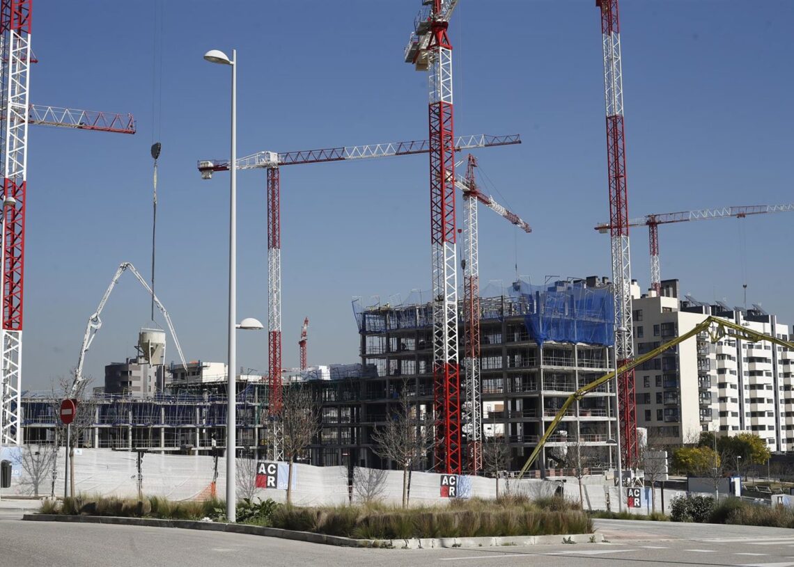 Archivo - Piso, pisos, vivienda, viviendas, casa, casas, alquiler, compra, hipoteca, hipotecas, euribor, construcción, grúa, grúasEUROPA PRESS - Archivo